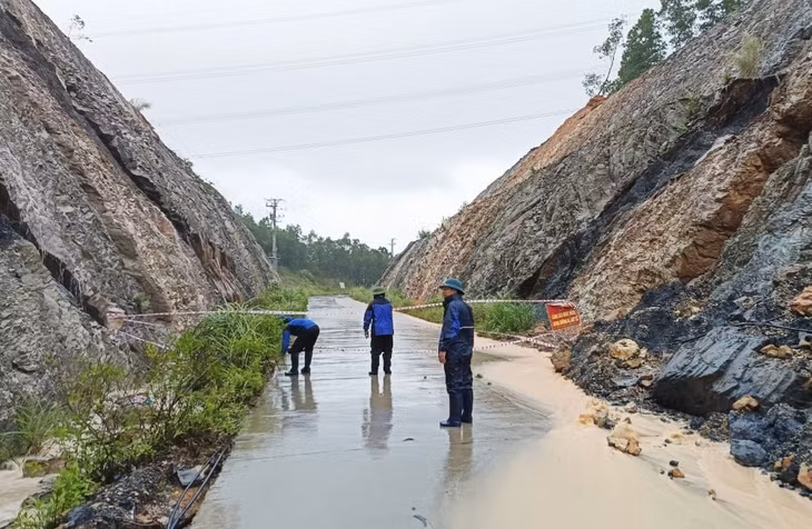 Điểm Khe Giang không xảy ra tình trạng sạt lở. Lực lượng chức năng đã có mặt thường trực kiểm tra, cảnh báo 24/24h.