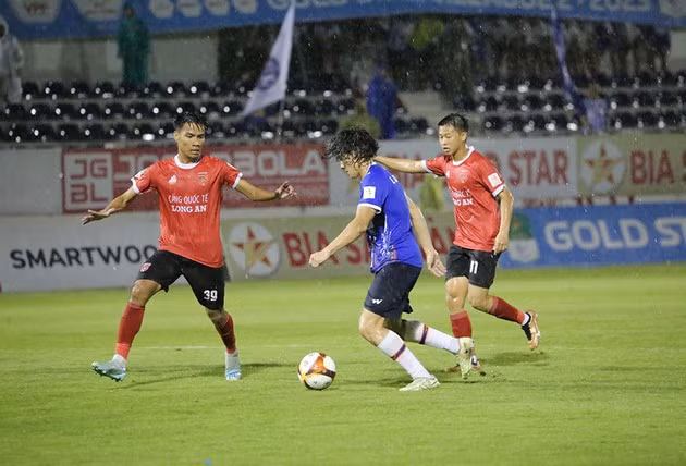 Bóng đá Việt Nam lao đao với câu chuyện tài chính.