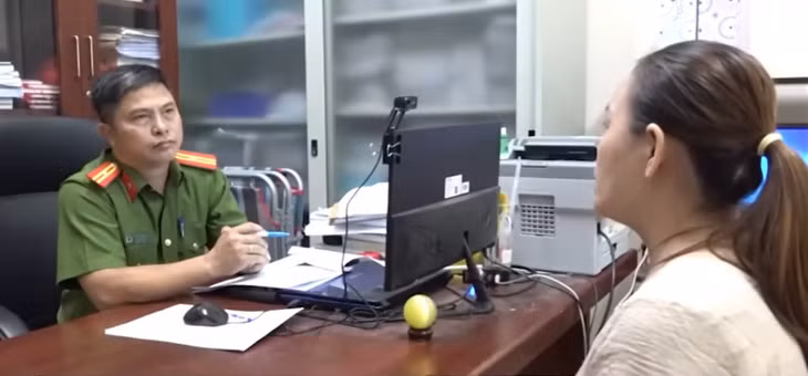 Điều tra viên lấy lời khai của Bích.