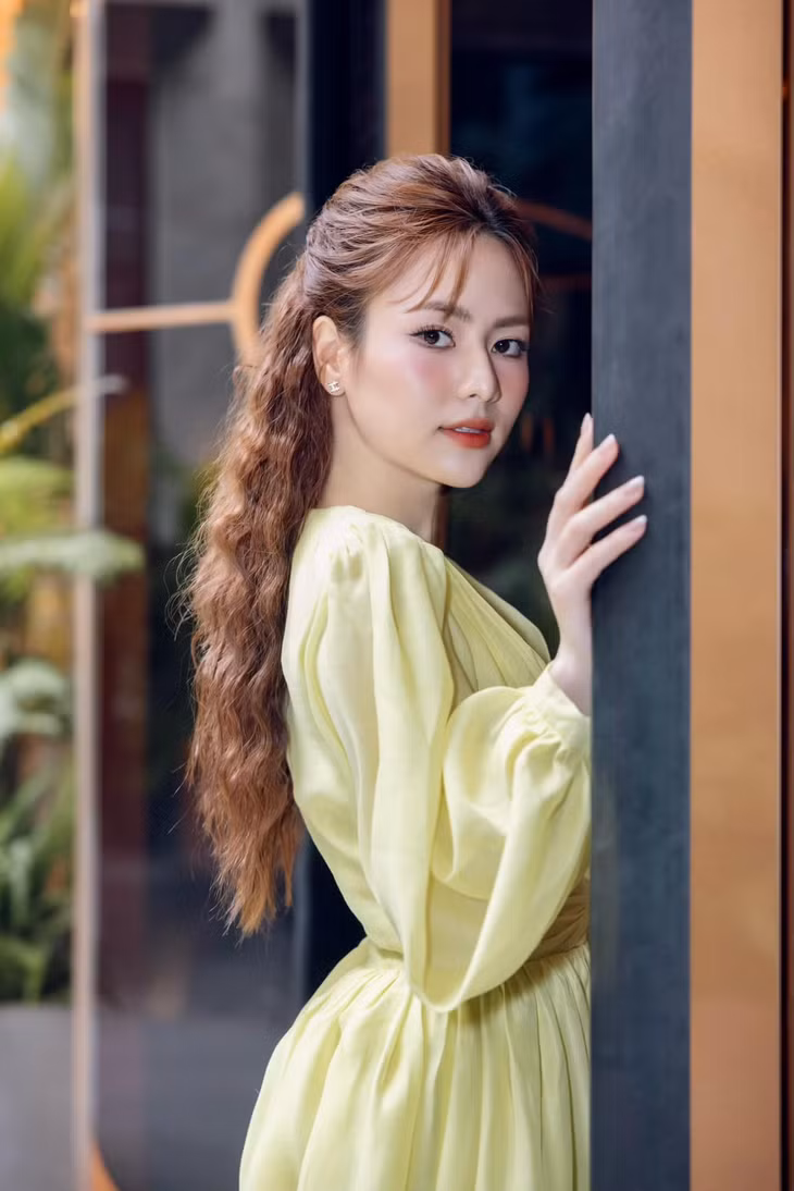 Luật sư Vinh của "Trạm cứu hộ trái tim" nói anh không khó chịu khi thấy Việt Hoa đóng cảnh nóng với các bạn diễn nam, trong đó có Thanh Sơn. Bởi họ cùng là diễn viên chuyên nghiệp, Việt Hoa phải đóng cảnh tình tứ với bạn diễn nam, tương tự như Trọng Trí đóng cảnh tình cảm với các bạn diễn nữ.