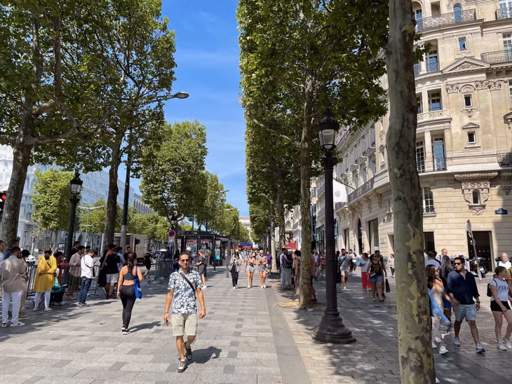 Đại lộ Champs-Élysées luôn tấp nập từ sáng đến tối