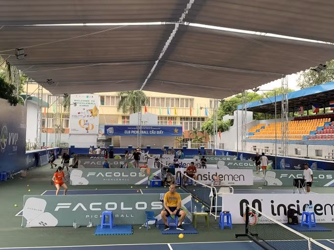 Đông đảo người chơi tại một sân pickelball ở quận Cầu Giấy, Hà Nội, 17h ngày 9/7. Ảnh: Thanh Nga
