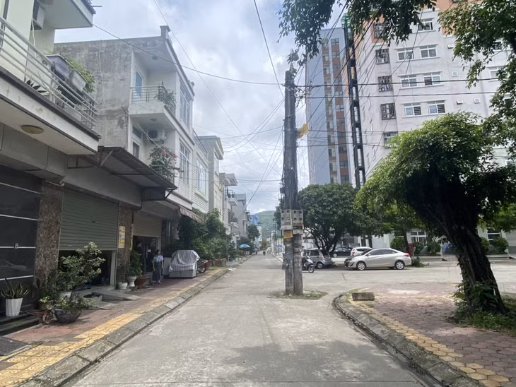 Cột điện nằm giữa tuyến đường ở tổ 5, khu Hòa Lạc, phường Cẩm Bình (TP Cẩm Phả).