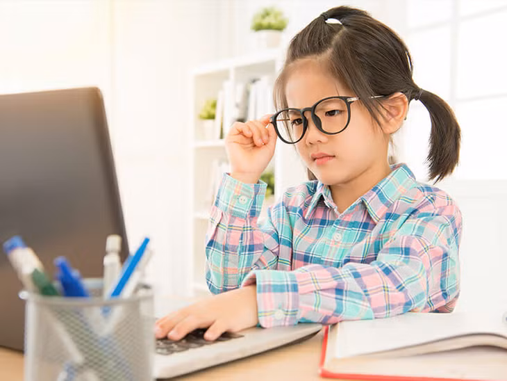 Cận thị sẽ ảnh hưởng đến khả năng nhìn của trẻ. Ảnh minh hoạ.