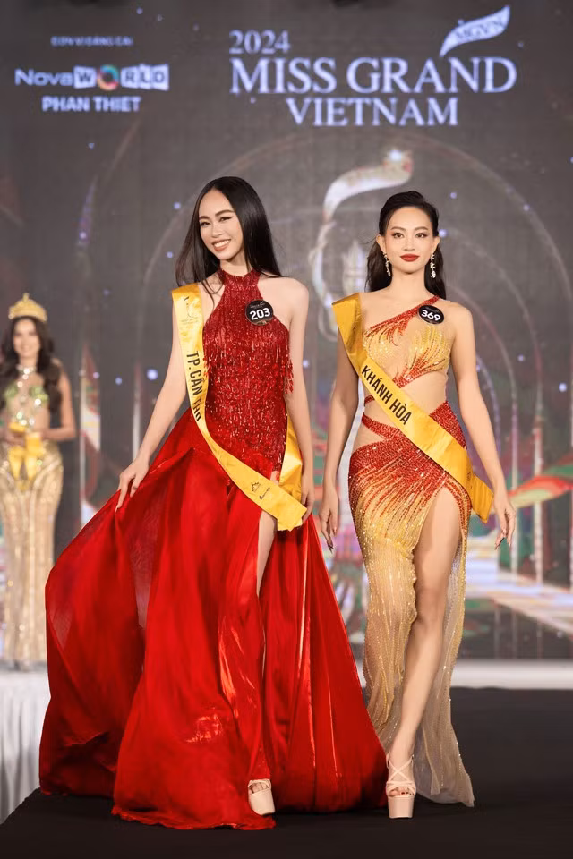 Các thí sinh được trao sash
