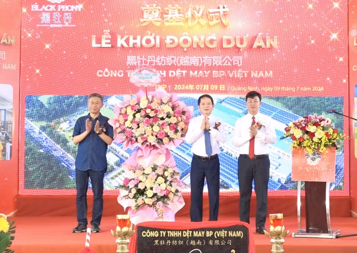 Các đồng chí lãnh đạo huyện Hải Hà tặng hoa chúc mừng Công ty TNHH dệt may Black Peony (BP) Việt Nam tại lễ khởi động dự án.