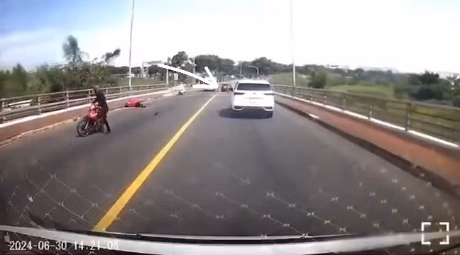 Hiện trường vụ ô tô điên đâm xe máy trên cầu Hòa Xuân. (Ảnh cắt từ clip)