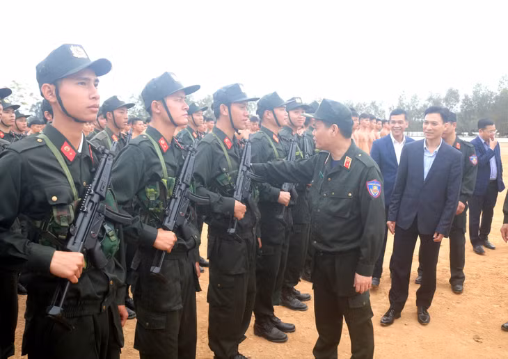 Đồng chí Thiếu tướng Lê Ngọc Châu, Ủy viên Đảng ủy Công an Trung ương, Bí thư Đảng ủy, Tư lệnh Bộ Tư lệnh Cảnh sát Cơ động về kiểm tra các các nội dung phục vụ Lễ kỷ niệm 50 năm Ngày truyền thống lực lượng Cảnh sát cơ động tại Trung đoàn CSCĐ Đông Bắc. 