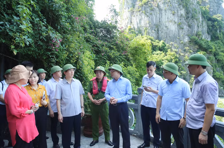 Đồng chí Nguyễn Xuân Ký, Uỷ viên Trung ương Đảng, Bí thư Tỉnh ủy, Chủ tịch HĐND tỉnh, cùng lãnh đạo sở, ngành và TP Hạ Long kiểm tra tại điểm tham quan Động Thiên Cung trên vịnh Hạ Long. Ảnh: Thu Chung