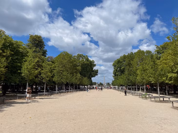 Vườn Tuileries. Phía xa là quảng trường Concorde với cột đá Ai Cập hơn 3.000 năm tuổi
