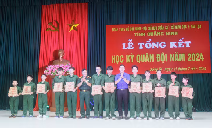 Lãnh đạo Bộ CHQS tỉnh, Tỉnh đoàn Quảng Ninh tặng quà các em học sinh có thành tích xuất sắc trong khóa học.