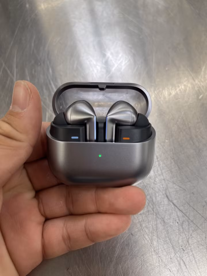 Hình ảnh rò rỉ chiếc Buds 3 Pro. (Ảnh: Reddit)