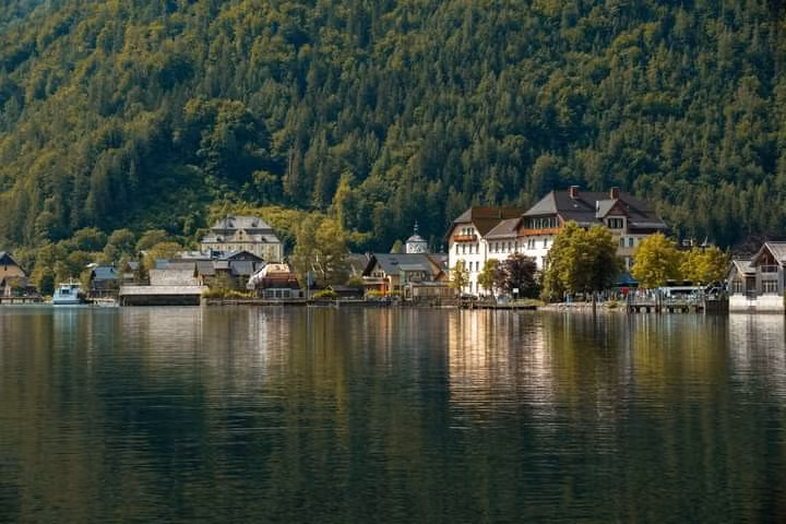 Hallstatt - một trong 50 thị trấn đẹp nhất thế giới 2023 · Hallstatt cũng là nơi có mỏ muối lâu đời nhất thế giới, với niên đại 7.000 năm. Đây là một trong 50 thị trấn đẹp nhất thế giới do tạp chí Condé Nast Traveller bình chọn. “Cảnh núi non trùng điệp bao quanh làng tạo nên một bức tranh thiên nhiên hùng vĩ và lãng mạn”, anh Đức Vũ chia sẻ.