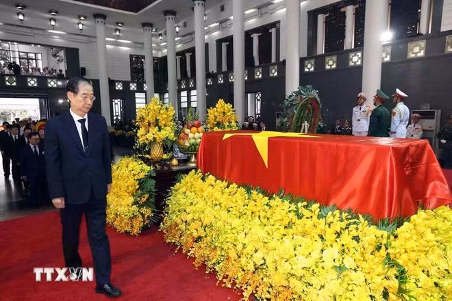 Đoàn Hàn Quốc do Thủ tướng Hàn Quốc Han Duck Soo, đặc phái viên của Tổng thống Hàn Quốc làm Trưởng đoàn, viếng Tổng Bí thư Nguyễn Phú Trọng. (Ảnh: TTXVN)