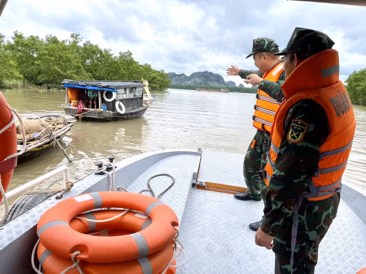 CBCS Ban CHQS TP Uông Bí tuần tra, nhắc nhở thuyền, bè vào nơi tránh, trú an toàn khi có thông báo mưa, bão.