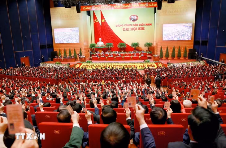 Đại hội XIII của Đảng bổ sung xây dựng hệ thống chính trị cùng với xây dựng Đảng trong sạch, vững mạnh; Nêu khát vọng phát triển đất nước; Xác định mục tiêu đến giữa thế kỷ 21 nước ta trở thành nước phát triển, theo định hướng xã hội chủ nghĩa. (Ảnh: Doãn Tấn/TTXVN)
