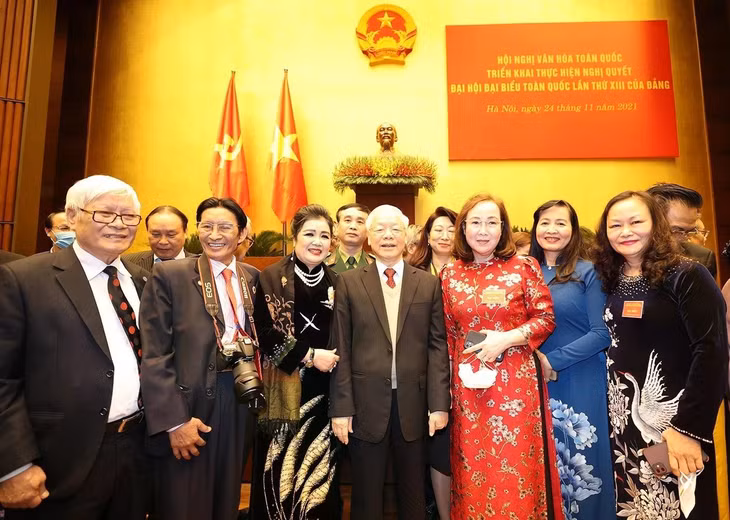Tổng Bí thư Nguyễn Phú Trọng với các văn nghệ sỹ tại Hội nghị Văn hóa toàn quốc năm 2021. (Ảnh: TTXVN)