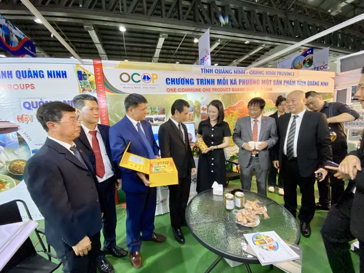 Các đại biểu tham quan gian hàng của tỉnh Quảng Ninh tại Hội chợ VIETLAO EXPO 2024.