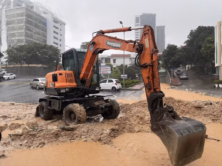 Huy động máy móc xúc đất đá chảy xuống đường.