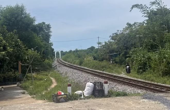 Đoạn đường sắt xảy ra vụ tai nạn khiến một người tử vong. Ảnh: H.Thơ.