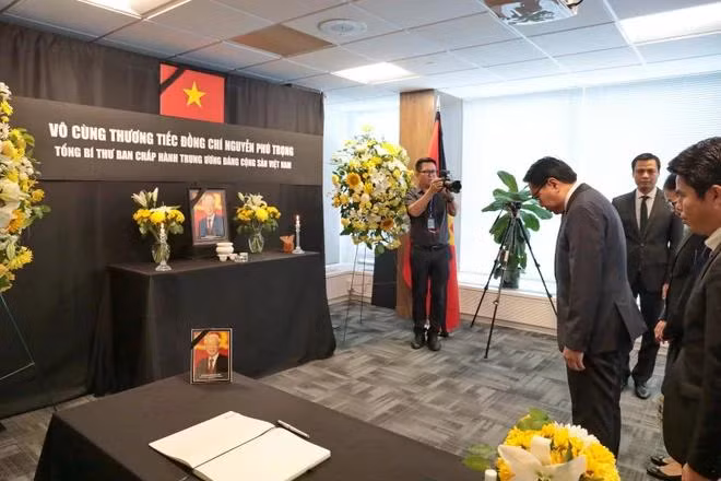 Đại sứ Anouparb Vongnorkeo, Trưởng Phái đoàn Thường trực Lào tại Liên hợp quốc, viếng Tổng Bí thư Nguyễn Phú Trọng tại Phái đoàn thường trực Việt Nam tại Liên hợp quốc ở New York (Mỹ). (Ảnh: Thanh Tuấn/TTXVN)