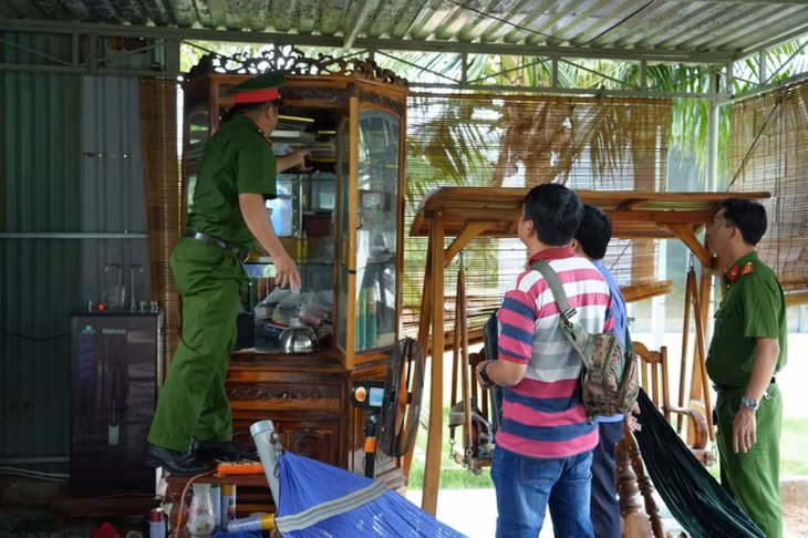 Cơ quan chức năng đang khám xét nơi ở của các bị can.