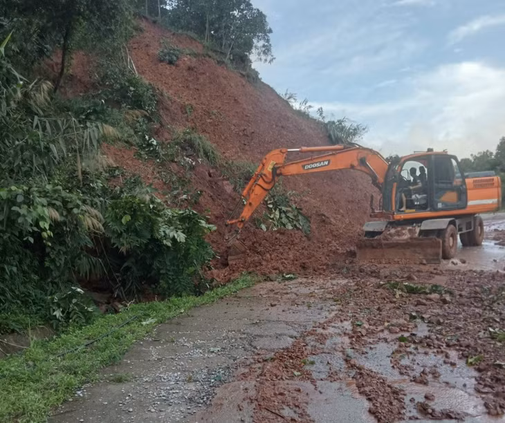 Lực lượng chức năng xử lý điểm sạt lở nhỏ tại Km13 và Km14 thuộc đường huyện ĐH.01 (Đường Tân Tiến - Lang Cang - Khe Nà - Xóm Mới).