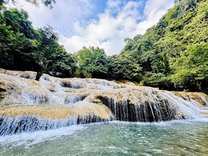 Giữa núi rừng hoang sơ, dòng thác Mây hùng vĩ, nước chảy róc rách suốt bốn mùa, là điểm tham quan du lịch hấp dẫn du khách tìm đến nhất là vào những ngày nắng hè oi bức