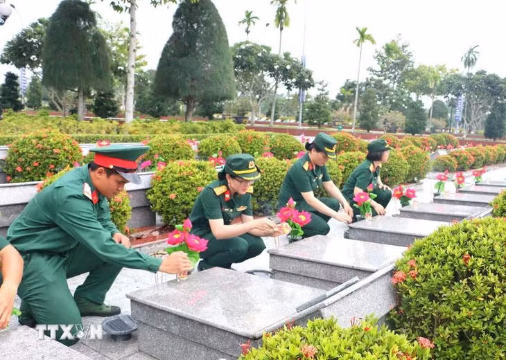 Đại biểu thắp nến tri ân các anh hùng liệt sỹ. (Ảnh: Lê Thúy Hằng/TTXVN)