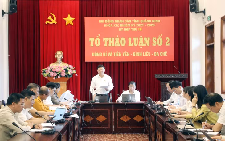 Đồng chí Nghiêm Xuân Cường, Phó Chủ tịch UBND tỉnh, Tổ đại biểu TP Uông Bí, Tổ trưởng Tổ thảo luận số 2, phát biểu thảo luận.