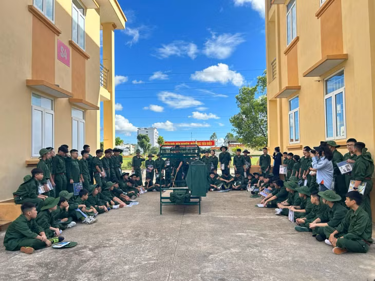 Một buổi học nội quy, kỷ luật quân ngũ tại Trung đoàn 244.