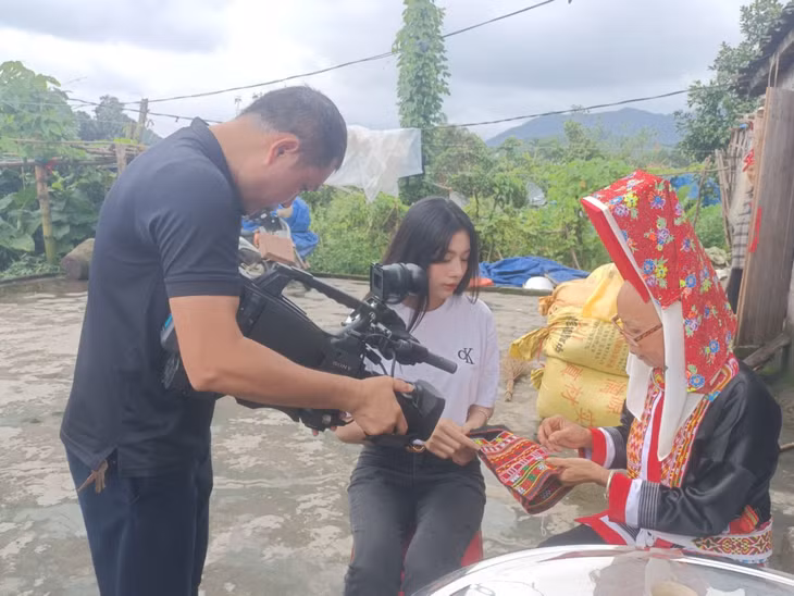Phóng viên Trung tâm TT-VH huyện Đầm Hà thực hiện clip phục vụ hội thi "Duyên dáng Đầm Hà" năm 2024.