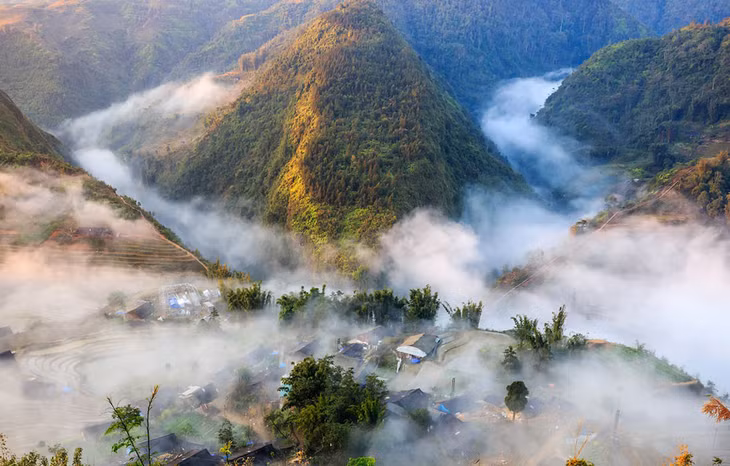 Đứng từ trên cao nhìn xuống, du khách có thể quan sát được tổng thể bản Cát Cát. Đó là một bức tranh thơ mộng và hữu tình về một bản làng dưới chân núi Hoàng Liên. Phía bên kia sườn núi là bản làng với những căn nhà gỗ nhỏ xinh gợi lên nhịp sống bình yên nơi sơn thẳm. Giữa bản là con suối chảy từ phía đại ngàn tạo thành những dòng thác đưa nước về bản làng, quanh những thửa ruộng bậc thang uốn lượn trên triền núi. Ảnh: An Vi