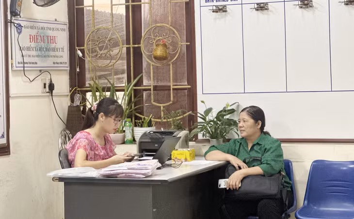 Điểm thu BHXH, BHYT của ngành Bưu điện tại phường Yết Kiêu (TP Hạ Long).