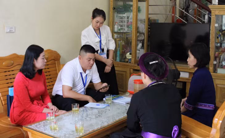 Điều tra viên thực hiện điều tra tại một hộ DTTS tại khu Bình Công 2, thị trấn Bình Liêu, huyện Bình Liêu.