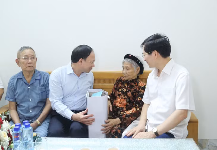 Đồng chí Nguyễn Xuân Ký, Ủy viên Ban Chấp hành Trung ương Đảng, Bí thư Tỉnh ủy, Chủ tịch HĐND tỉnh, thăm, tặng quà mẹ liệt sĩ trên địa bàn TP Hạ Long.