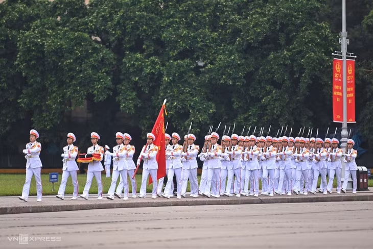 5h50, đội tiêu binh Bộ Tư lệnh Bảo vệ Lăng Chủ tịch Hồ Chí Minh mang theo Quốc kỳ tiến vào quảng trường Ba Đình, Hà Nội.