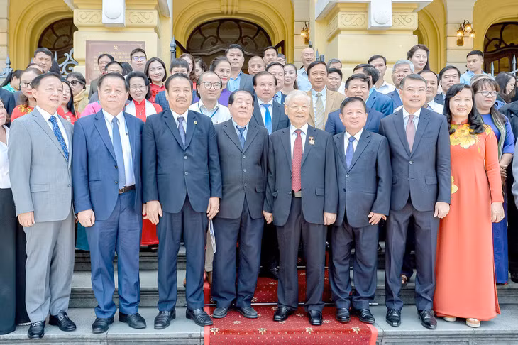 Tổng Bí thư Nguyễn Phú Trọng chụp ảnh lưu niệm cùng các văn nghệ sĩ vào tháng 7-2023 - Ảnh: DANH KHANG