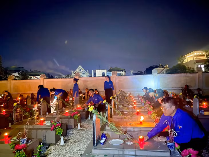 Tuổi trẻ TP Uông Bí dâng hương, hoa thể hiện tình cảm tri ân sâu sắc tới các anh hùng liệt sĩ đã chiến đấu, sẵn sàng hy sinh vì độc lập, tự do của Tổ quốc. Ảnh: Hồng Nhung (Trung tâm TT&amp;VH Uông Bí).
