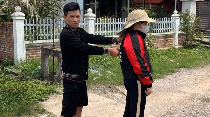 Đối tượng Lê Minh Hợi trong buổi thực nghiệm điều tra tại hiện trường.