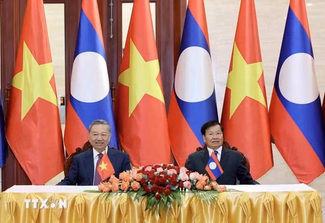 Chủ tịch nước Tô Lâm và Tổng Bí thư, Chủ tịch nước Lào Thongloun Sisoulith chứng kiến Lễ trao các văn kiện hợp tác. (Ảnh: Nhan Sáng/TTXVN)