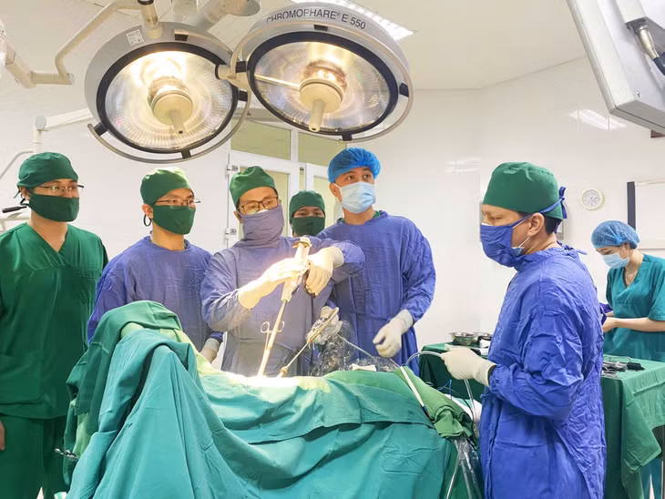 Phẫu thuật nội soi 1 đường rạch điều trị u nấm phổi Aspergillus tại Bệnh viện Bãi Cháy.