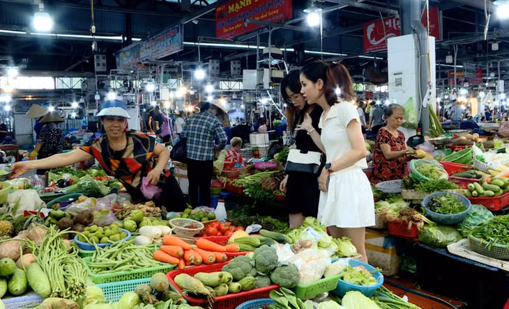 Giá cả thị trường cơ bản ổn định. (Ảnh chụp tại chợ Hạ Long I, TP Hạ Long)