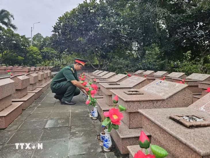 Đoàn viên, thanh niên tỉnh Bến Tre thắp hương tưởng nhớ các Anh hùng liệt sỹ. (Ảnh: Chương Đài/TTXVN)