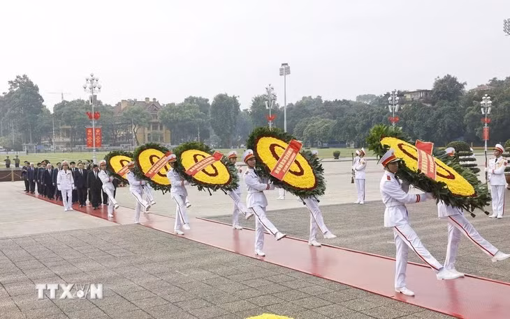Đoàn đại biểu Ban Chấp hành Trung ương Đảng, Chủ tịch nước, Quốc hội, Chính phủ, Ủy ban Trung ương Mặt trận Tổ quốc Việt Nam đặt vòng hoa, vào Lăng viếng Chủ tịch Hồ Chí Minh. (Ảnh: Doãn Tấn/TTXVN)