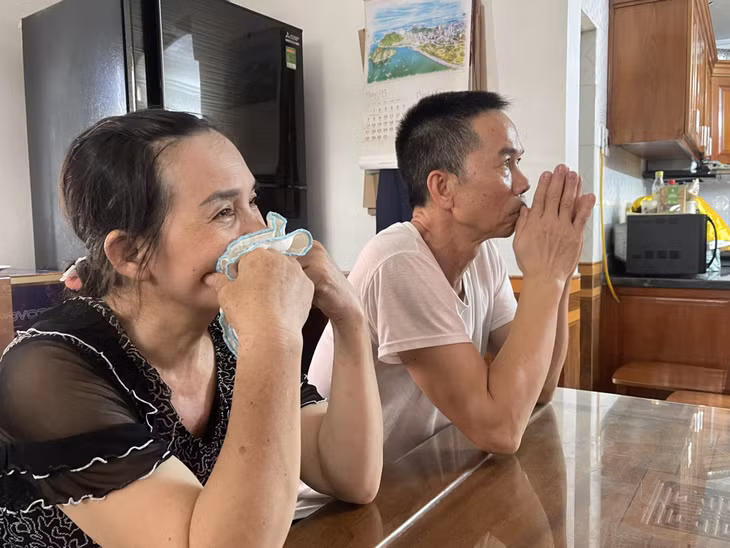Nhiều người dân TP Hạ Long cùng chung niềm xúc động khi theo dõi những giờ phút tiễn biệt Tổng Bí thư qua truyền hình trực tiếp.