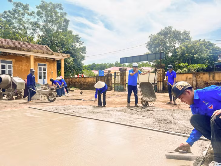ĐVTN xã Đại Bình tham gia ngày công cải tạo sân vui chơi thiếu nhi của xã.