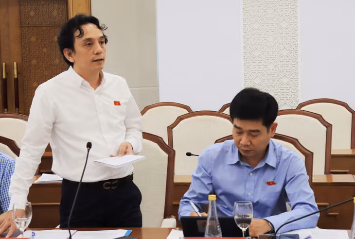 Thành viên Đoàn giám sát trao đổi một số nội dung.