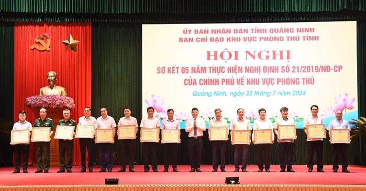 Tại hội nghị, nhiều cá nhân, tập thể được khen thưởng vì các thành tích xuất sắc trong thực hiện Nghị định số 21.