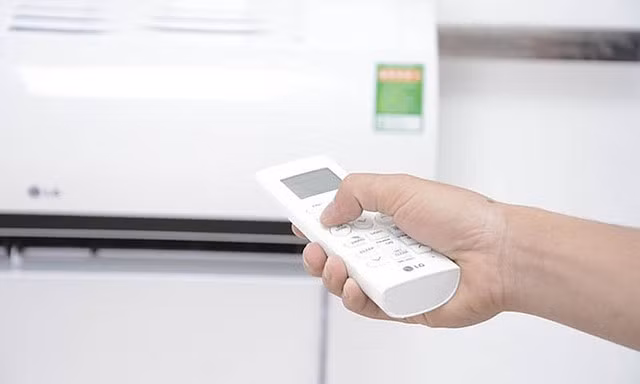 Nằm điều hòa không đúng cách có thể gây ra những tác hại nghiêm trọng cho sức khỏe của chúng ta. Ảnh minh hoạ